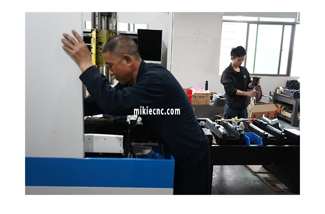 在CNC精雕機(jī)加工時(shí)我們應(yīng)如何選擇刀具？